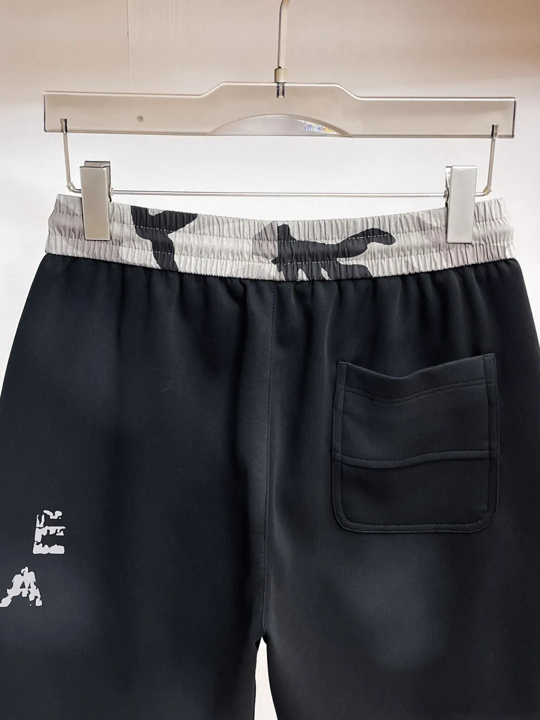 Balenciaga's three-standard complete 2026 summer New Arrival men's casual shorts, advanced custom-made Breathable fabric, Breathable fabric, extremely stretchy and comfortable, impeccable details, top-grade accessories, original logo design concept, delicate and soft feel! The upper body fit is awesome! Size: M-XXXL Please state your height and weight when ordering